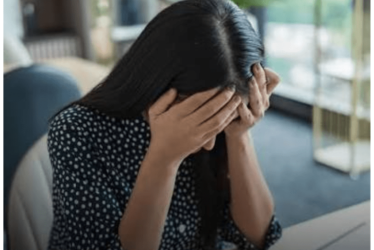 A resigned employee faces pressure to help, sparks discussion