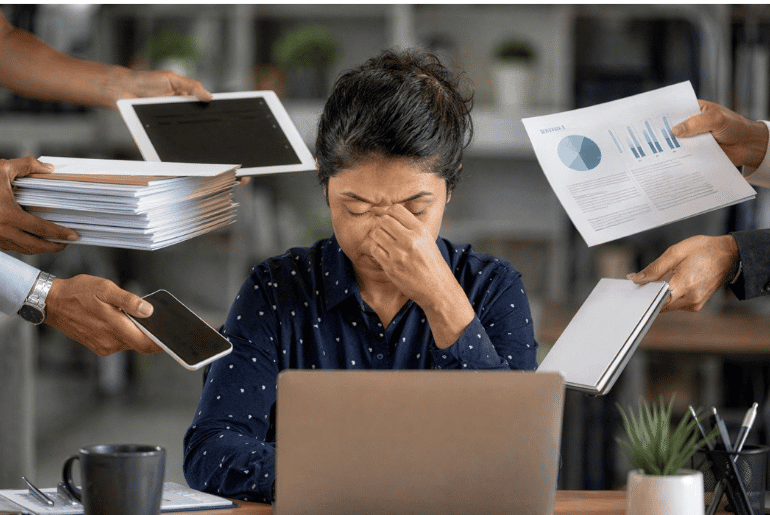 62% HR leaders say desk-based employees receive more recognition than frontline workers desk employees